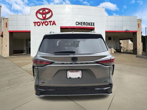 Used 2026 Toyota Sienna XSE FWD image 6