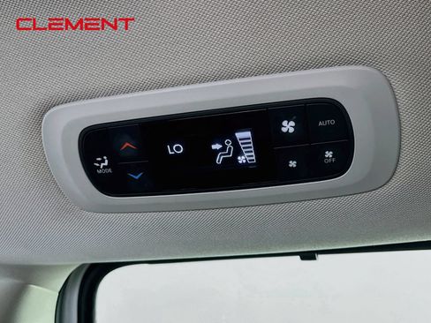 Used 2023 Chrysler Pacifica Touring-L FWD image 32