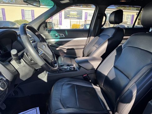 Used 2017 Ford Explorer XLT w/ Equipment Group 202A AWD/4WD image 10