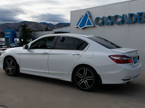 Used 2017 Honda Accord Touring image 5