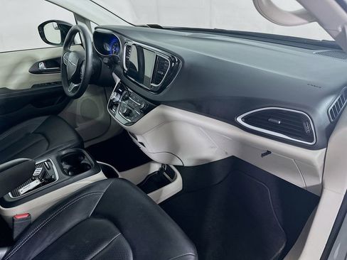 Used 2024 Chrysler Pacifica Touring-L image 30