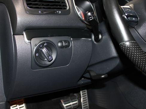 Used 2011 Volkswagen Golf 4-Door FWD image 19