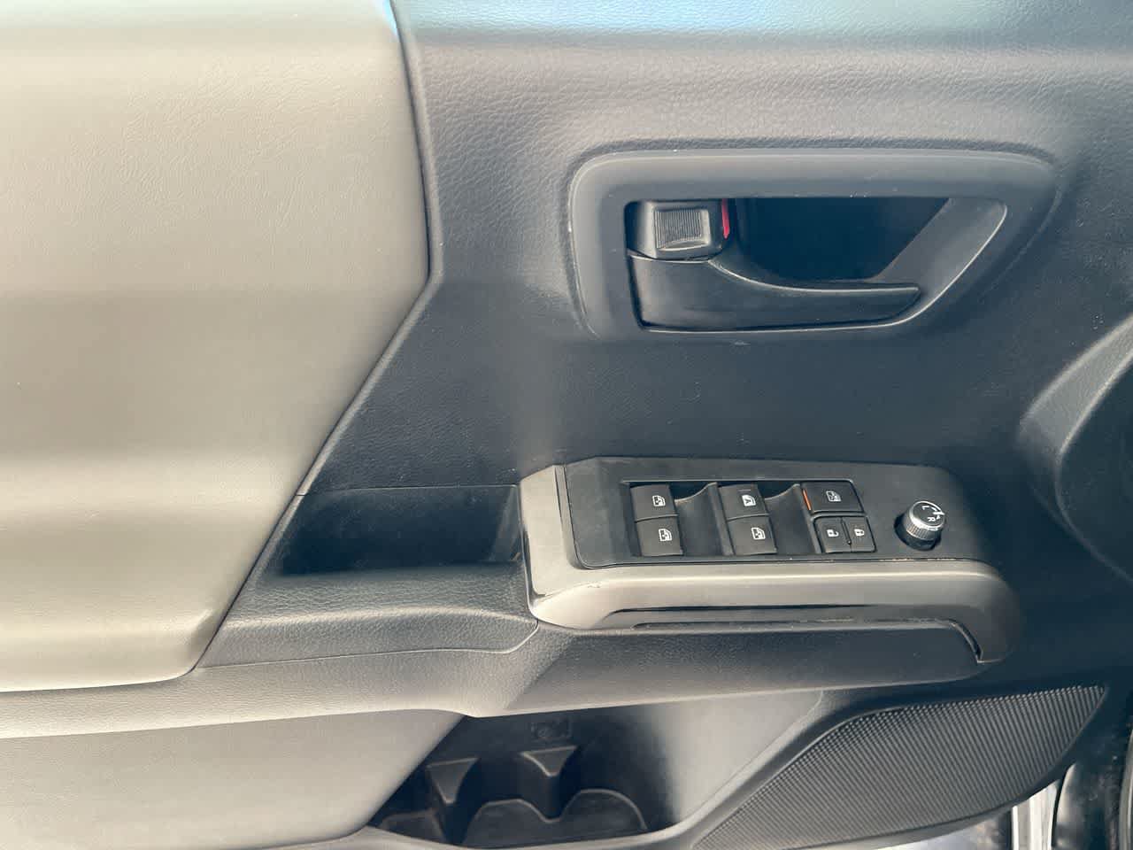 Used 2018 Toyota Tacoma SR5 AWD/4WD image 13