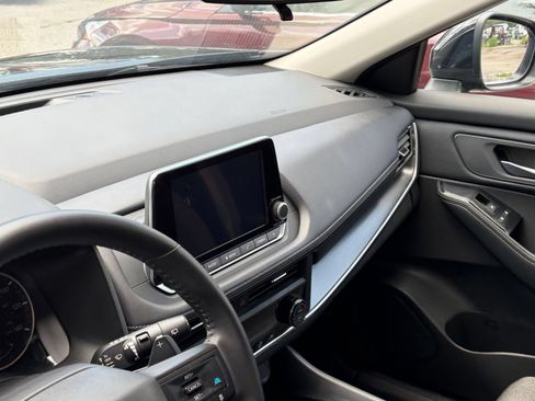 Used 2025 Nissan Rogue SV FWD image 31