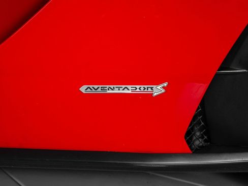 Used 2018 Lamborghini Aventador S image 19