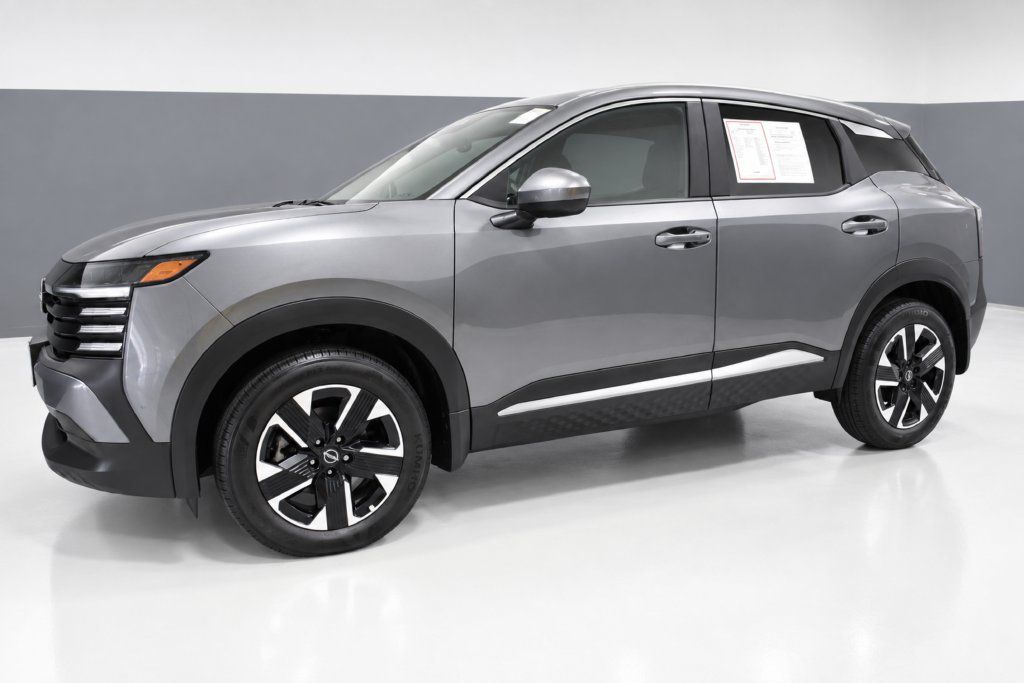 Used 2025 Nissan Kicks SV AWD/4WD image 2