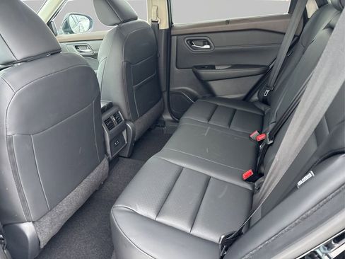 Used 2023 Nissan Rogue SV w/ SV Premium B Package image 10