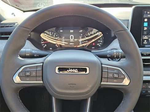 Used 2025 Jeep Compass Latitude image 21
