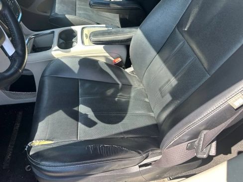 Used 2015 Chrysler Town & Country Touring-L w/ Trailer Tow Group FWD image 16
