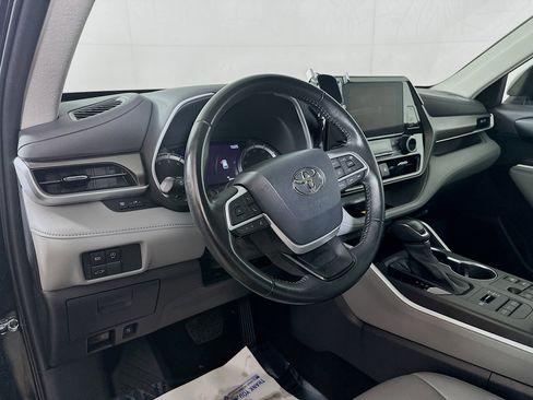 Used 2023 Toyota Highlander XLE image 9
