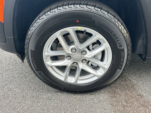 New 2025 Jeep Grand Cherokee Laredo image 28