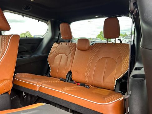 Used 2024 Chrysler Pacifica Pinnacle FWD image 7