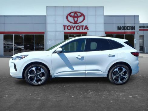 Used 2023 Ford Escape ST-Line Select AWD/4WD image 2