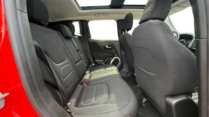 Used 2018 Jeep Renegade Latitude w/ UConnect 8.4 Nav Group AWD/4WD image 18
