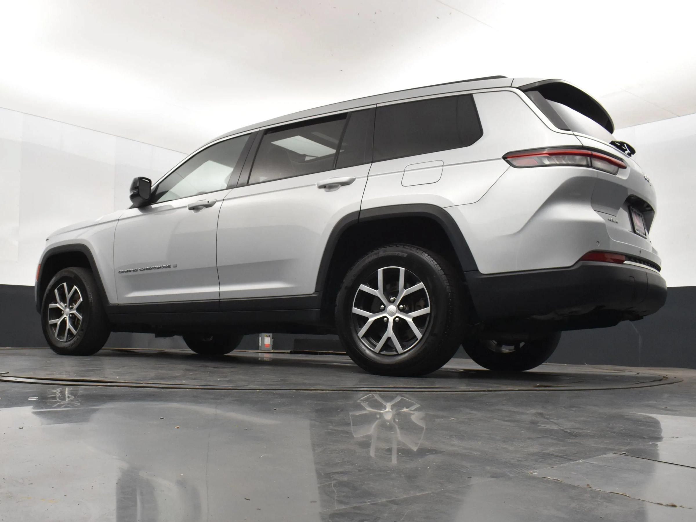 Used 2023 Jeep Grand Cherokee L Limited AWD/4WD image 9