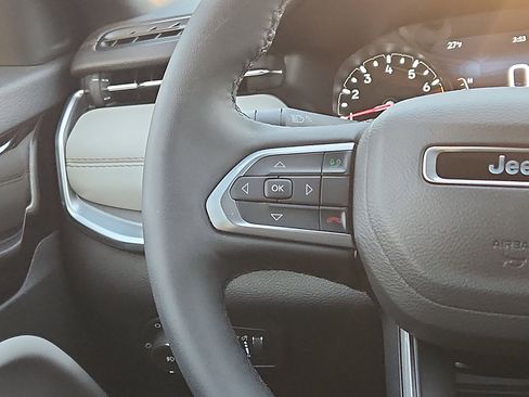 Used 2025 Jeep Compass Limited image 15