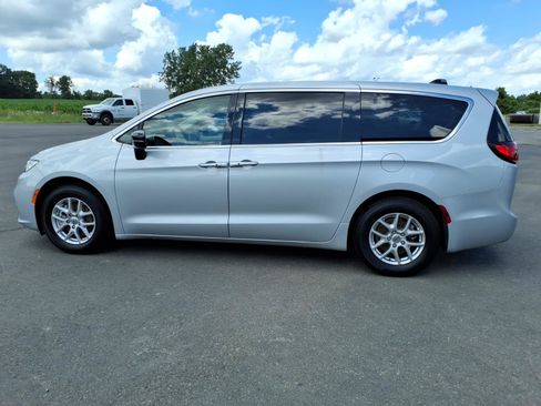 Used 2024 Chrysler Pacifica Touring-L FWD image 8