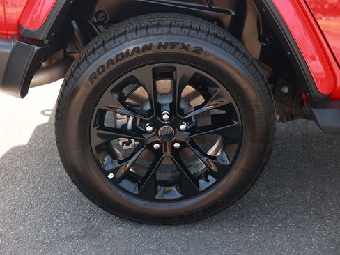 Used 2025 Jeep Wrangler Unlimited Sahara image 9