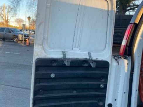 Used 2017 Chevrolet Express 3500 LS image 9