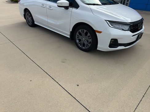 Used 2025 Honda Odyssey Touring image 3