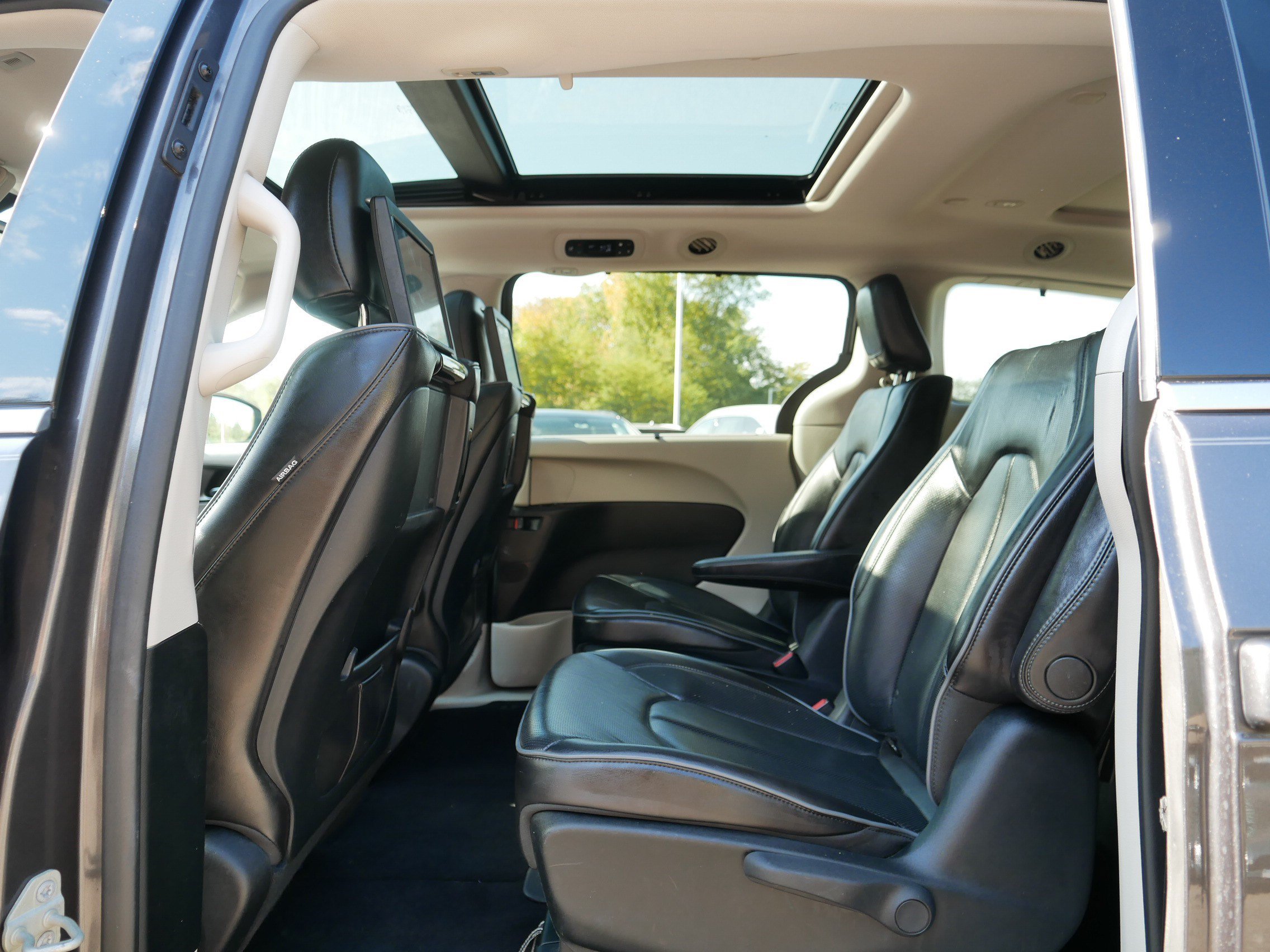 Used 2018 Chrysler Pacifica Limited w/ Advanced Safetytec Group FWD image 37