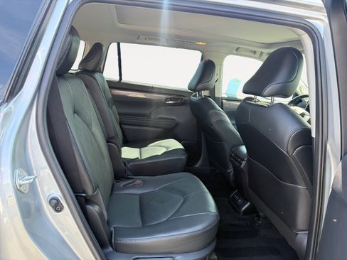 Used 2021 Toyota Highlander Platinum AWD/4WD image 18