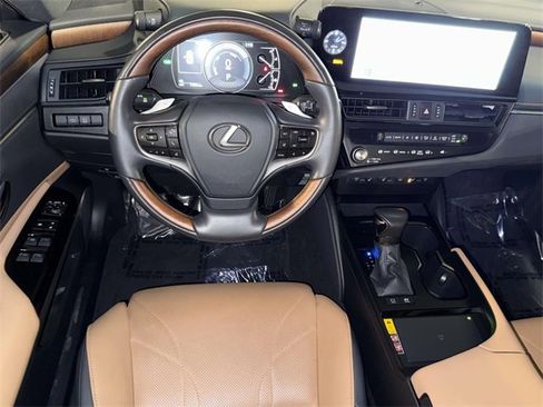 Used 2025 Lexus ES 300h w/ Technology Package image 4