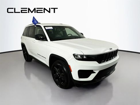 Used 2023 Jeep Grand Cherokee Altitude AWD/4WD image 5