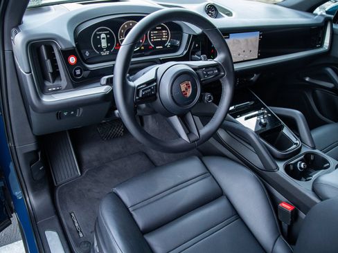 Certified 2026 Porsche Cayenne AWD/4WD image 4