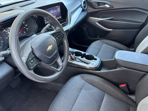 Used 2025 Chevrolet Trax LS w/ LS Convenience Package FWD image 9