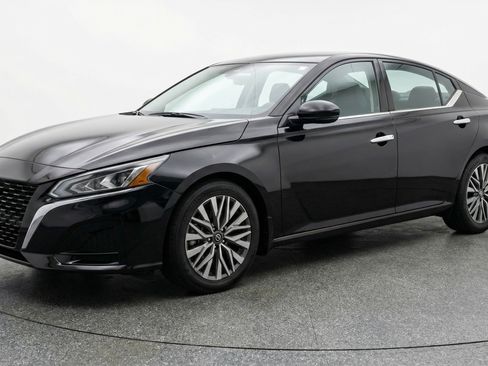 Used 2025 Nissan Altima 2.5 SV image 3