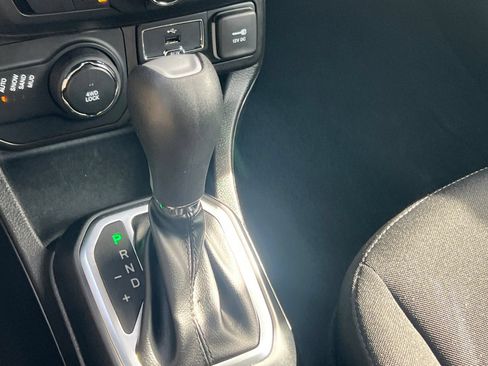 Used 2023 Jeep Renegade Latitude AWD/4WD image 27