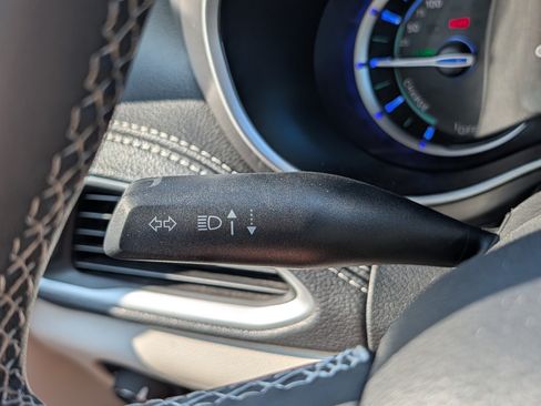 Used 2024 Chrysler Pacifica Limited FWD image 24