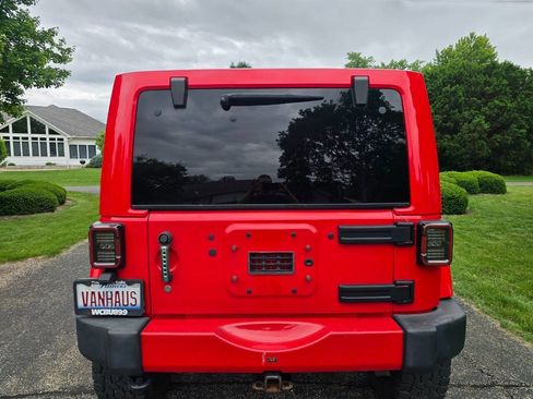Used 2016 Jeep Wrangler Unlimited Sahara w/ Connectivity Group AWD/4WD image 3