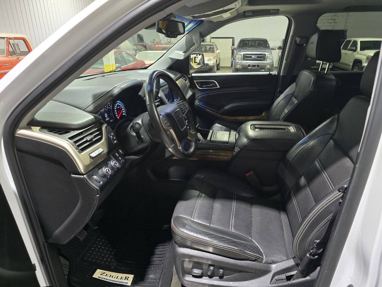 Used 2017 GMC Yukon Denali w/ Open Road Package AWD/4WD image 25