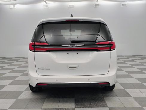 Used 2024 Chrysler Pacifica Touring-L FWD image 5