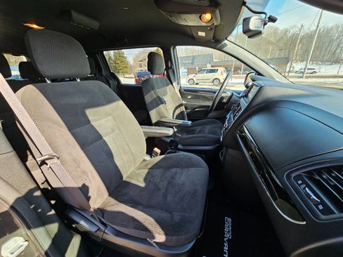 Used 2018 Dodge Grand Caravan SE image 38