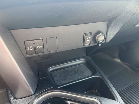 Used 2018 Toyota RAV4 LE AWD/4WD image 17