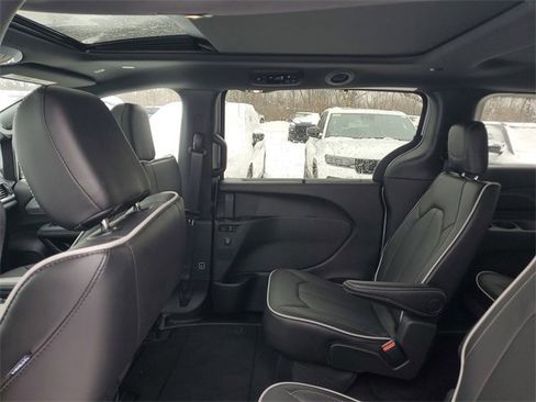 New 2026 Chrysler Pacifica Limited w/ Trailer Tow Group image 10