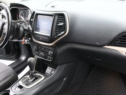 Used 2015 Jeep Cherokee Latitude w/ Cold Weather Group FWD image 29