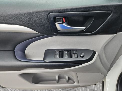 Used 2018 Toyota Highlander XLE image 12