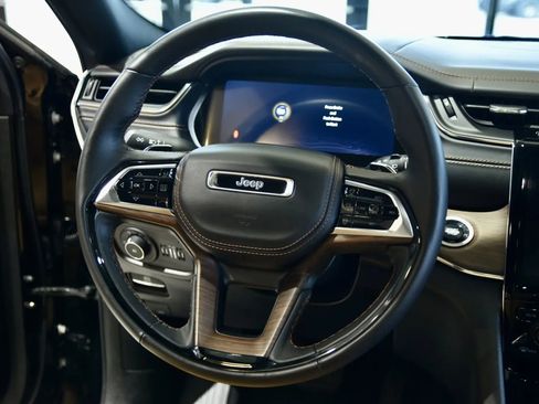 Used 2025 Jeep Grand Cherokee Summit AWD/4WD image 19
