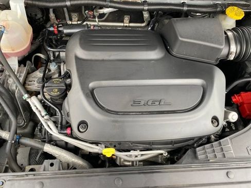 Used 2024 Chrysler Pacifica Touring-L FWD image 18