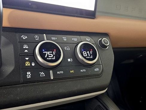 Used 2023 Land Rover Defender 130 SE image 16