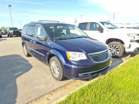 Used 2015 Chrysler Town & Country Touring-L w/ Driver Convenience Group FWD image 3