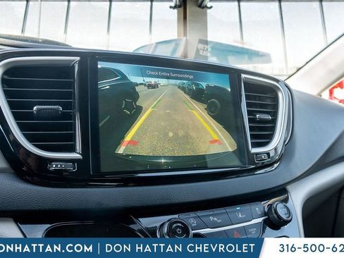 Used 2024 Chrysler Pacifica Touring-L FWD image 9