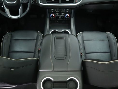 Used 2023 GMC Yukon XL SLT w/ SLT Luxury Package image 17