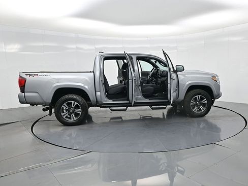 Used 2018 Toyota Tacoma TRD Sport w/ Technology Package image 3