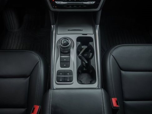 Used 2024 Ford Explorer XLT w/ Equipment Group 202A image 28