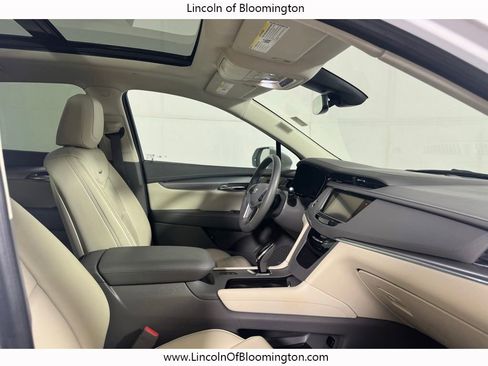 Used 2017 Cadillac XT5 Luxury w/ Driver Awareness Package AWD/4WD image 17